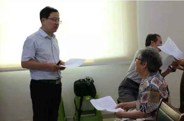 河南省和谐慈善基金会苑仁玉秘书长针对老人在集中养老和设备租赁中提出相关问题进行详细解答。 
