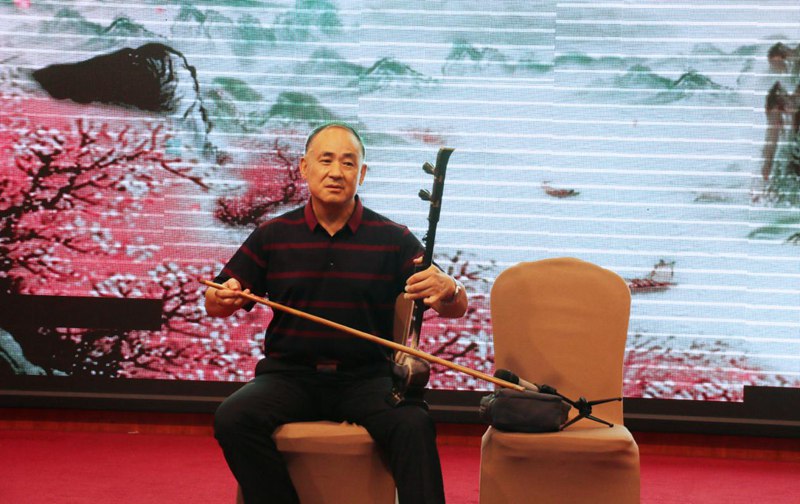 河南省家庭发展研究会副会长费鹤翔带来板胡表演