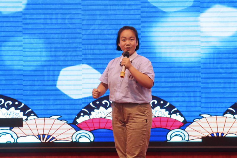 志愿者八中学生韩梓萱带来精彩的豫剧表演