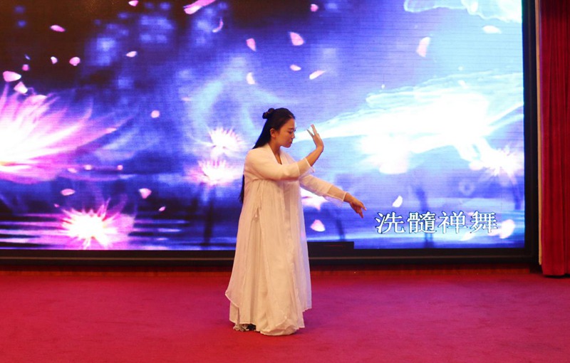 志愿者徐莹带来禅舞表演