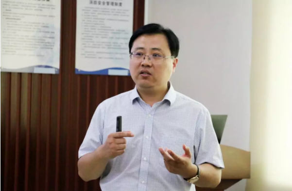河南省和谐慈善基金会秘书长苑仁玉现场为大家介绍集中养老项目