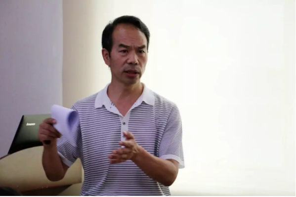 河南省家庭发展研究会家庭智能设备工作委员会孙主任现场为大家详细介绍了居家养老智能设备的各项功能