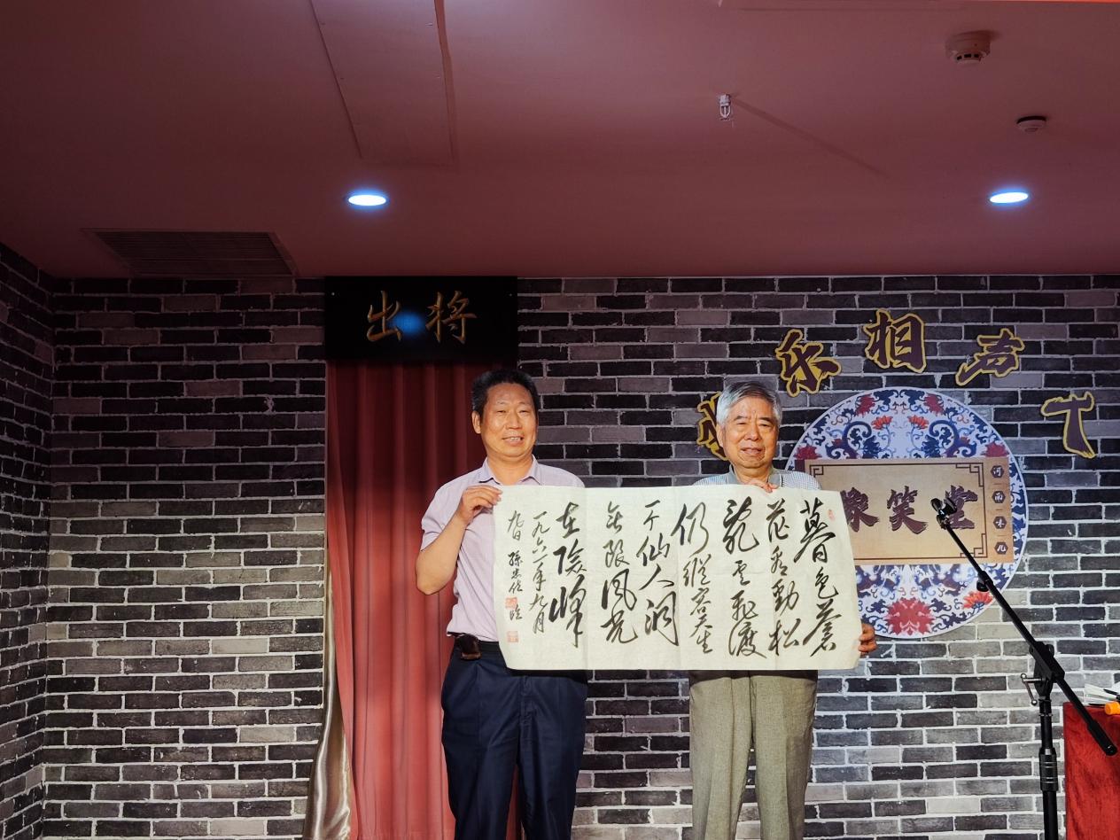 书法家、计生特殊家庭老人孙忠位赠送毛体墨宝