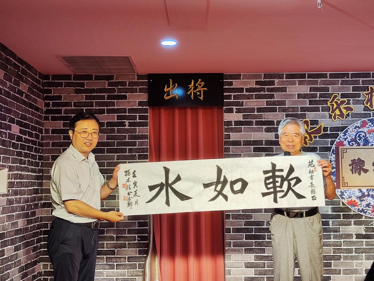 书法家、计生特殊家庭老人孙忠位赠送魏碑墨宝