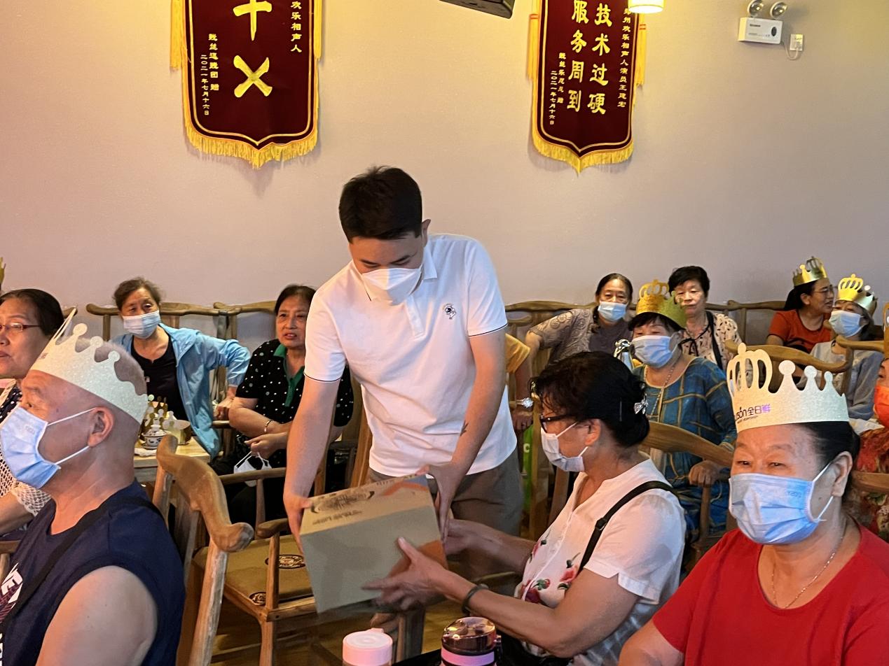 工作人员现场为正确回答问题的老人发放奖品
