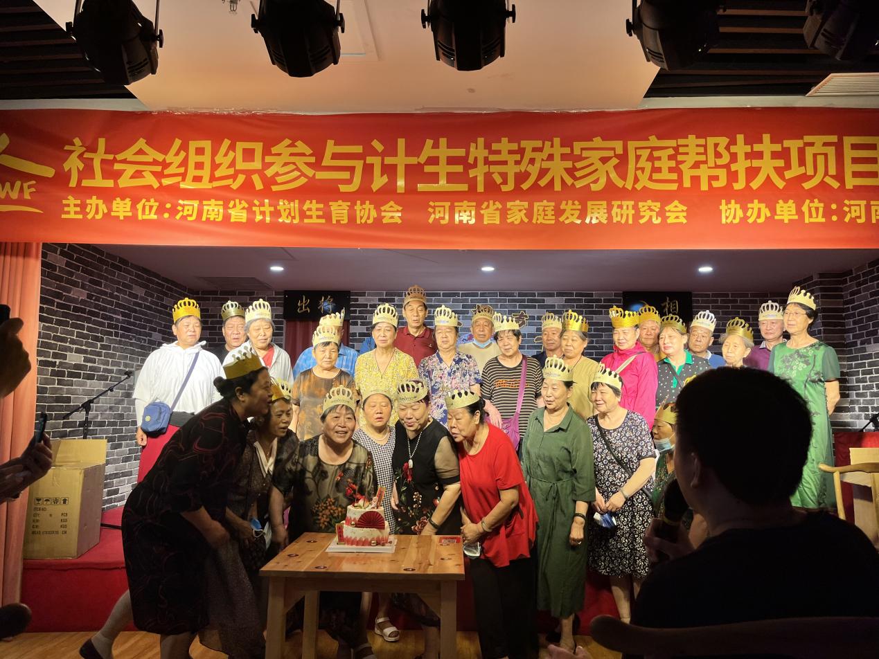 “寿星”们欢声笑语一起吹蜡烛