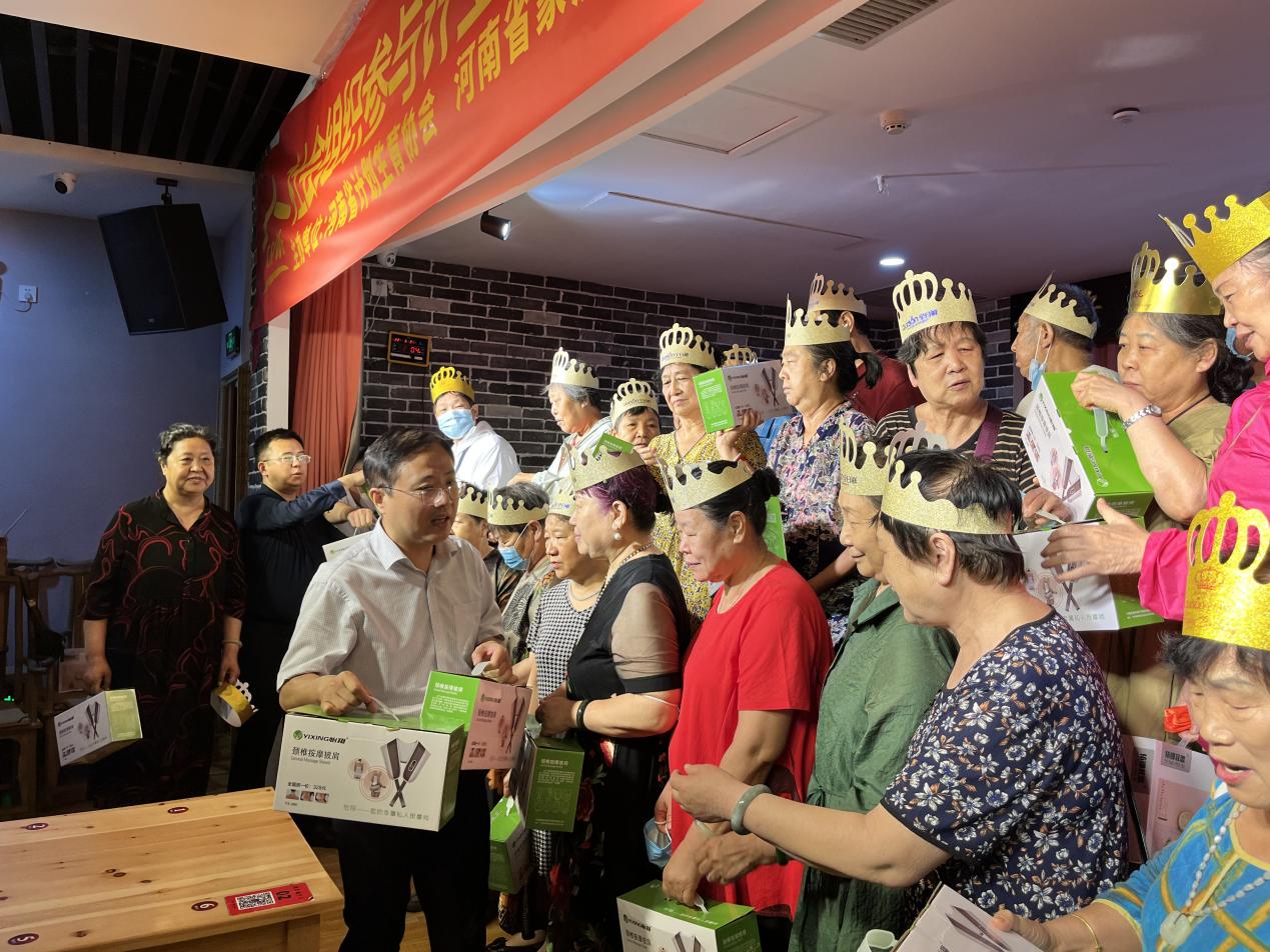 现场为每位过生日的“寿星”赠送礼物