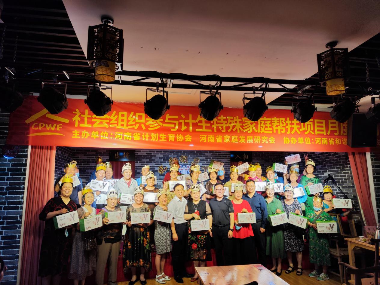 “寿星”们集体合影留念